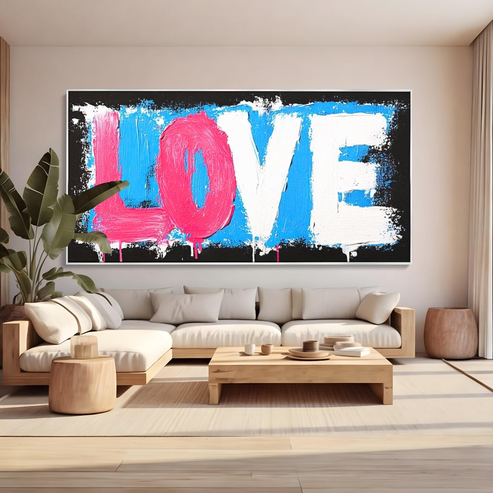 Tablou canvas cu tablou canvas cu mesajul love, in rama de aluminiu argintiu, pe perete intr-un living